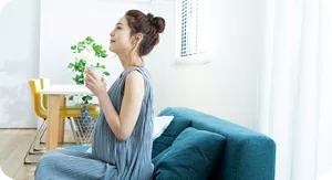 ソファーに腰掛ける妊婦