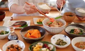 食事を摂る夫婦