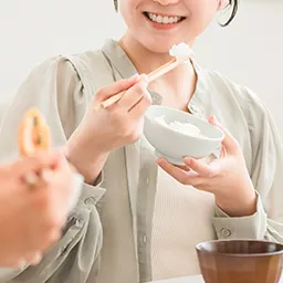 食事を摂る夫婦