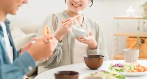 食事を摂る夫婦