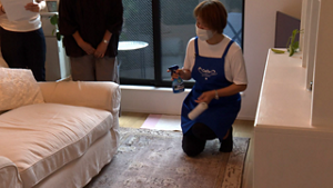 写真　リビングでリセッシュ除菌EX:消臭ストロングを使用