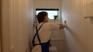 写真　トイレでトイレクイックル消臭ストロング、トイレマジックリン消臭・洗浄スプレー 消臭ストロングを使用