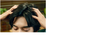 ［STEP2］スプレーするたび、すぐにマッサージしてなじませます。数回に分けて繰り返します。