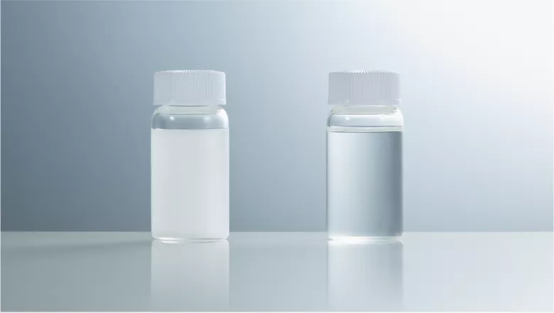 A photograph comparing the solubility in water with temperature 0°C and hardness 20°DH (concentration 1wt%)　of Bio IOS® and a conventional surfactant