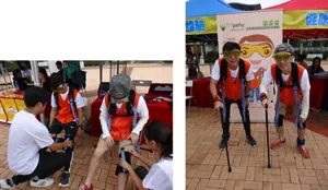 左圖：兩名工作人員分別幫助兩名參加者穿上特製的「高齡體驗套裝」。右圖：兩名身穿「高齡體驗套裝」的參與者彎腰駝背，手裡拄著拐杖站著。