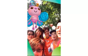 花王香港員工和擁有粉紅色身軀、藍色翅膀的蝴蝶吉祥物合照。