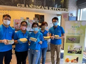 5名義工拿著飯盒合照。