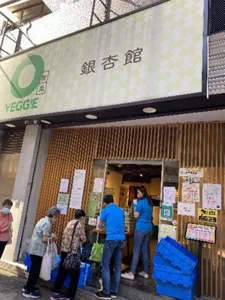 義工們正協助老人進入銀杏館領取飯盒。