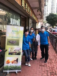 3名義工與銀杏時光職員在餐廳門口合照。