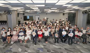 花王香港代表與其他參與機構代表一同拿著約章宣言和主辦單位合照。