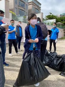 參與活動的小朋友協助測量垃圾袋的重量。