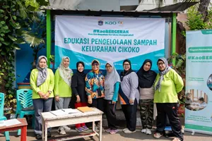 photo of Waste Bank Administrator during KaoBERGERAK Bijak Sampah activity