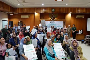 Group photo of people holding signs during the Kao BERGERAK BISA activity