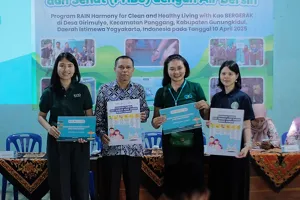 Image of Representative of Kao Indonesia, Kao Life in Harmony Foundation, GIB and Girimulyo Village Head holding PHBS posters and modules