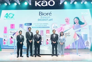 Photo of Kao Management standing next to the prototype of Biore Breeze Deodorant Product in Product Launching of Biore Breeze Deodorant