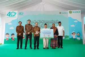 Group photo of Kao, YPI Al-Kenaniyah, Ministry of Health, and Mayor of East Jakarta with the plaque.