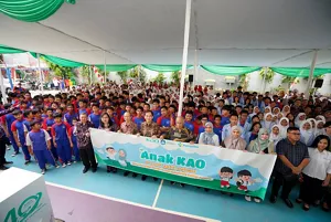 Anak-anak peserta kegiatan Anak KAO berfoto bersama dengan Bapak dan Ibu dari Kemenkes, Kemendikdasmen RI dan Kao Indonesia