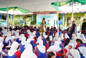 Anak-anak sedang mendengarkan materi edukasi Anak KAO yang dibawakan oleh Dokter