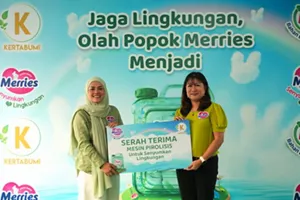 Ibu Susilowati dan Ibu Santi Novianti sedang serah terima simbolis Mesin Pirolisis dengan memegang foamboard