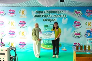 Foto bersama Masyarakat dan Bank Sampah Peserta Edukasi Pengolahan Popok Bekas Pakai
