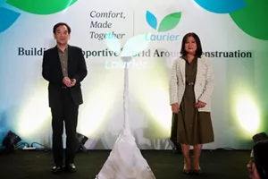 Shoichi Hasegawa, Presiden Direktur Kao Indonesia; Susilowati, Vice President Marketing Kao Indonesia unveilling Laurier New Logo