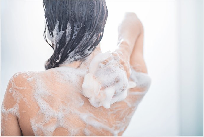 からだを洗う用具で注意する点は デイリーケア 乾燥性敏感肌のための生活情報 お肌ナビ 花王株式会社