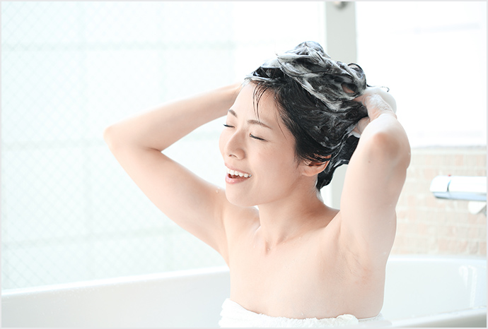 頭皮 髪にやさしい洗い方は デイリーケア 乾燥性敏感肌のための生活情報 お肌ナビ 花王株式会社