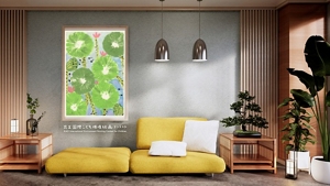 壁紙用のイラスト。ソファーと観葉植物が置かれた部屋の壁に、大きな額縁が飾られています。額縁には、第 14 回コンテストで特別賞を受賞した、ハスの花を描いた絵画が展示されています。