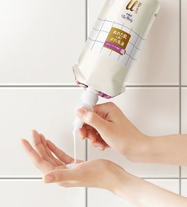 花王 | 軽い力で押すだけでフィルム容器から一定量の液が出せる