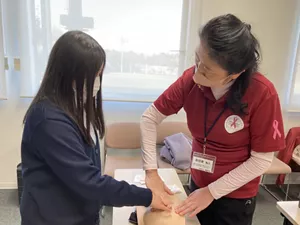 ピンクリボンアドバイザーの講義を受ける学生