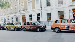 ロンドンのタクシーラッピング広告の画像
