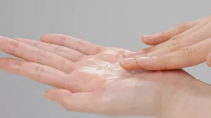 クラッシュジェルトリートメントを手で伸ばす様子