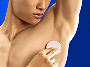 塗布している男性の画像