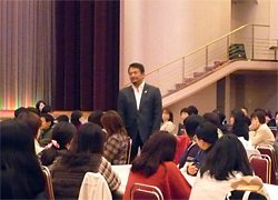 会場をくまなく歩き、参加者と交流しながら講演される小西氏。