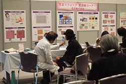 花王ソフィーナ肌診断コーナーの様子