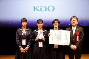 「JSEC2022」の表彰式で花王賞を受賞した島根県立浜田高等学校の皆さんと執行役員の寺崎