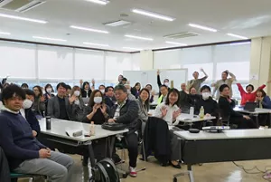 贈呈式の会場で、参加された多くの団体の皆さまと一緒にポーズをとっている様子