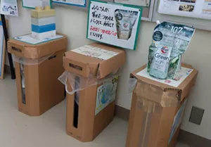 写真：回収拠点に設置された回収ボックス（石巻市立大谷地小学校）