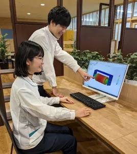 解析結果を見て議論する研究員２名