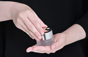 化粧品容器を扱う際の動作の写真