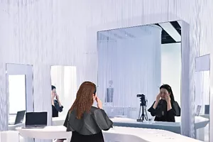 モーションキャプチャーを用いて化粧動作を解析する時の実験風景