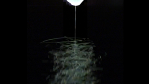 極細繊維が引き出される様子