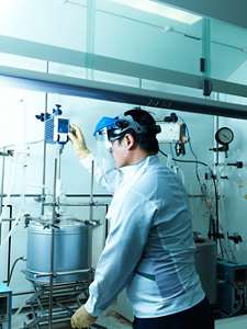 アスファルト改質剤の原料を合成する様子の写真