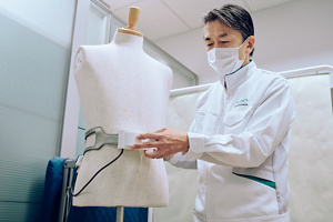 内臓脂肪計での測定シーンの写真