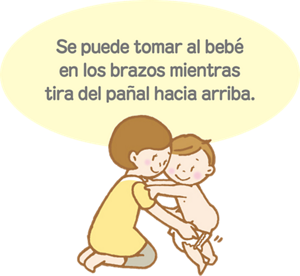 Se puede tomar al bebé en los brazos mientras tira del pañal hacia arriba.