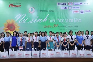 Có 237 suất học bổng Nữ sinh hiếu học vượt khó được trao trong buổi sáng ngày 14/9