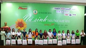 15 nữ sinh viên của các trường đại học và cao đẳng ở TP HCM nhận học bổng Nữ sinh hiếu học vượt khó, mỗi phần học bổng trị giá 10 triệu đồng do Công ty TNHH Kao Việt Nam tài trợ.