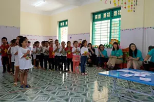 Các trẻ em xếp hàng để tham gia hoạt động