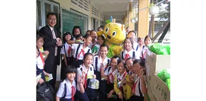 Tổng giám đôc Kao Việt Nam chụp hình với các học sinh tại trường THCS