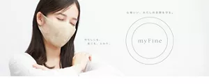 心地いい、わたしの空間を守る。myFine　わたしにも、肌にも、ふわり。　やわらかな質感の不織布マスクを着用した女性が、心地よさを感じるように目を閉じている様子